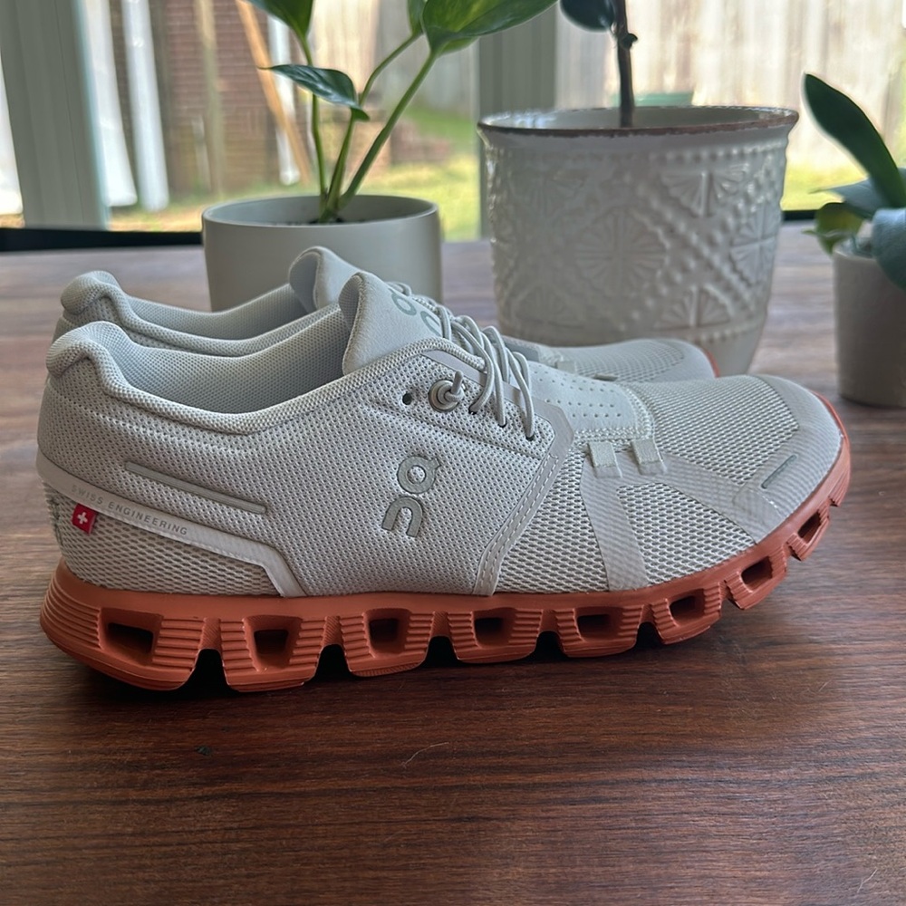ON Running cloud 5 size women’s 8 light gray with orange